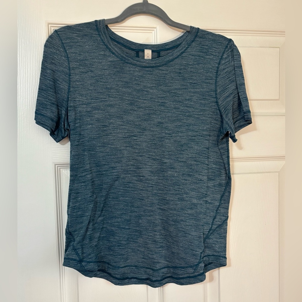 Lululemon size 6 heathered turquoise short sleeve shirt